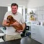 Tierarzt Franz Schantl mit seinem Jagdhund. Der Kurzhaardackel hört auf den Namen Clara