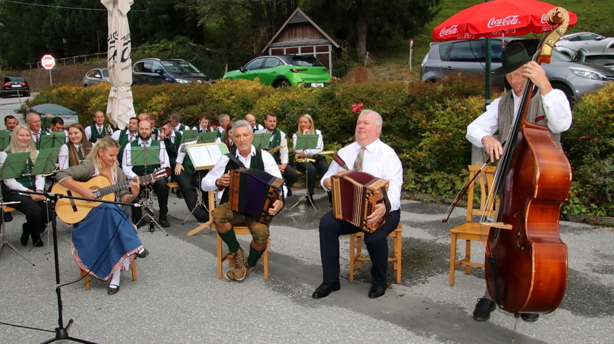 Beim traditionellen Birnkirta in Hirschegg wird gemeinsam musiziert und gesungen