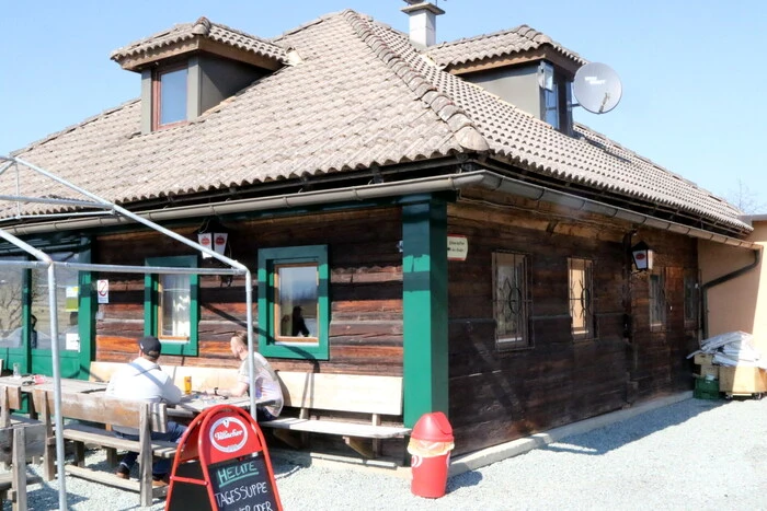 Seit dem Wochenende hat der allseits bekannte „Radlerstop“ nahe der „Jacques Lemans-Arena“ in Unterbergen bei St. Veit seine Pforten wieder geöffnet. 