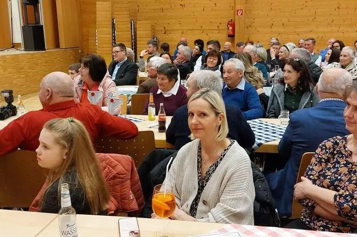 Für die vielen Zuhörerinnen und Zuhörer, es blieb kein Platz leer, wurde ein tolles Konzert geboten. Leiter Andreas Seidl freute sich über die große Besucherschar.