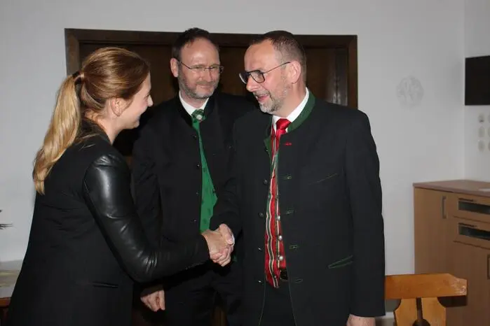 Bezirkshauptfrau Elisabeth Kladiva nahm die Angelobung des Vorstandes vor und gratulierte zur Wahl.