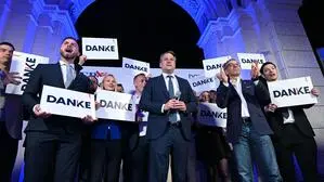 Ein Erfolg, aber kein Bezirksvorsteher: Dominik Nepp und FPÖ-Chef Herbert Kickl feiern das Wahlergebnis trotzdem