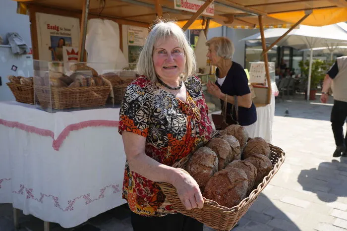 Anni Weber aus Ferndorf ist ebenso seit 25 Jahren am Markt ...