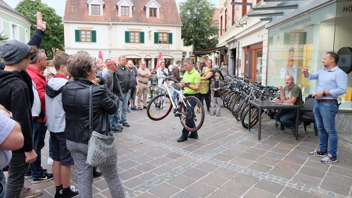 Roman Ponsold von der Stadtpolizei Weiz preist die Ware fachmännisch an