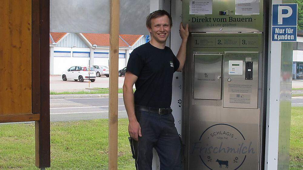 Stefan Schlagbauer stellte den Frischmilch-Automat in Pöllau beim Park&Ride-Parkplatz auf