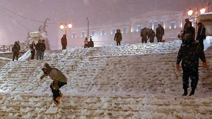 Die Stufen vor dem griechischen Parlament in Athen wurden kurzerhand zur Rampe für Wintersportler.