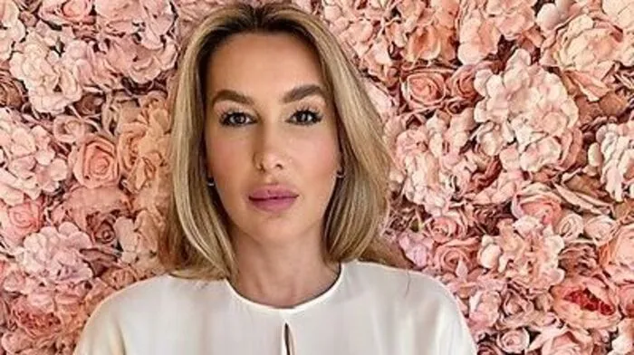 Gogi Slama vor einer ihrer Blumenwände, die sie auch vermietet