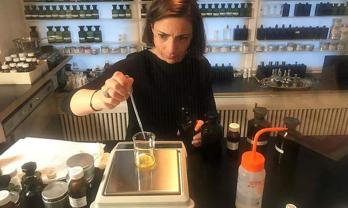 Marie Urban-Le Febvre in ihrer „Werkstatt“: Die Parfümeurin erschafft aus 30 bis 60 Stoffen einen Duft. Der Prozess dauert drei bis sechs Monate