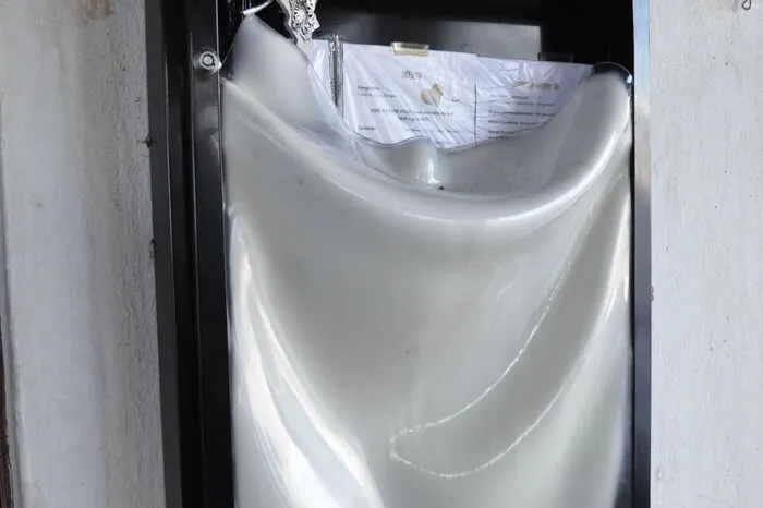 Glas ist durch die Hitze gesprungen oder geschmolzen.