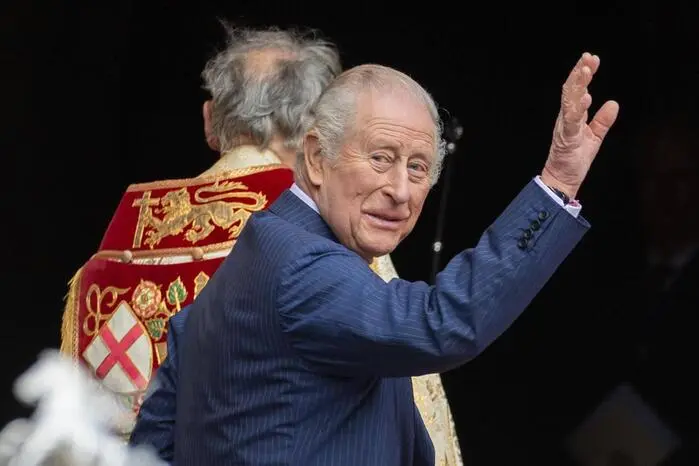 Zahlreiche Schaulustige säumten den Weg und hofften auf einen Blick auf die Royals.