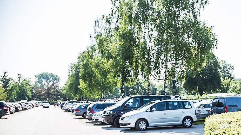 50 Personen in rund 20 Fahrzeugen trafen sich am Parkplatz vor dem Strandbad Klagenfurt. Die Polizei schritt ein (Archivfoto)