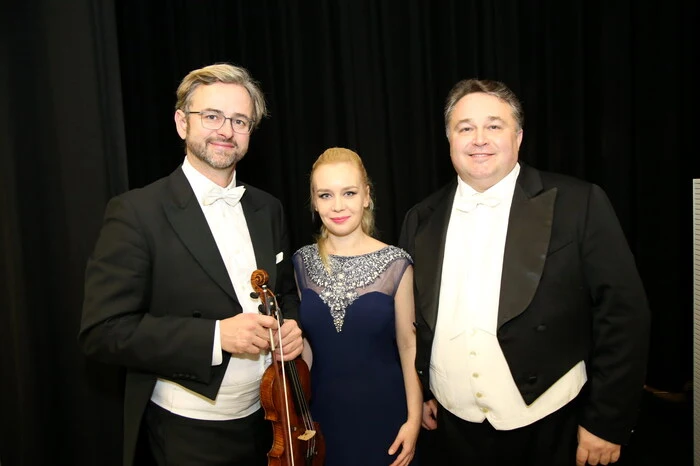 Übrigens: Als Solisten glänzten Tenor Jörg Schneider (rechts) von der Wiener Staatsoper und Sopranistin Marta Poliszot (Mitte) - am Foto mit Leiter Martin Zalodek (links).