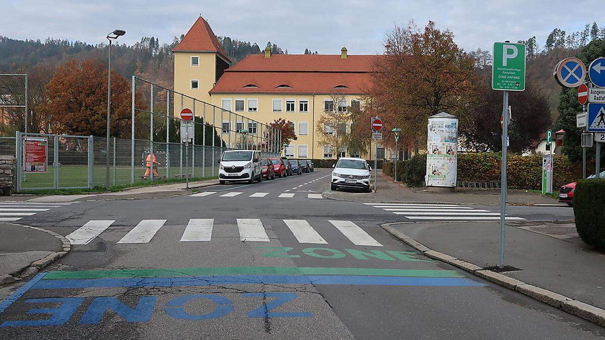 Zahlreiche Parkplätze außerhalb des Zentrums wurden mit 1. Oktober gebührenpflichtig – hier beim Gymnasium, wo sich die erweiterte Blaue Zone und die neue Grüne Zone treffen