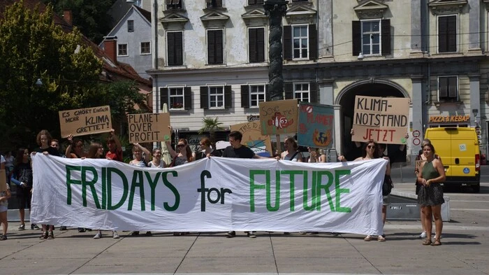 "Klimakrise kennt keine Sommerpause": Das war das Motto der Demo am Grazer Karmeliterplatz diesen Freitag.