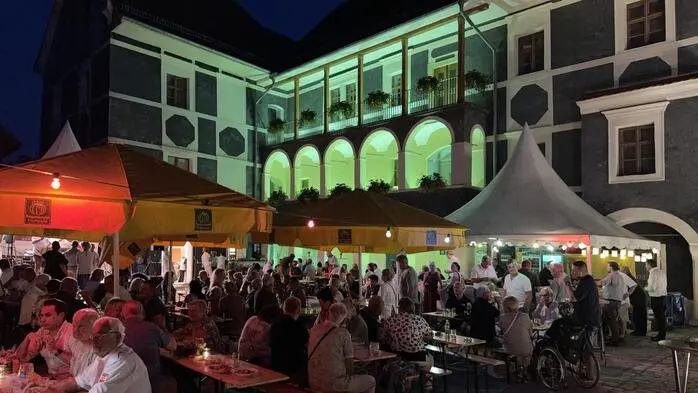 Pünktlich vor dem Feiertag Maria Himmelfahrt luden der ÖKB Fürstenfeld und Altenmarkt zu ihren traditionellen Dämmerschoppen in den Innenhof der Pfeilburg. 
