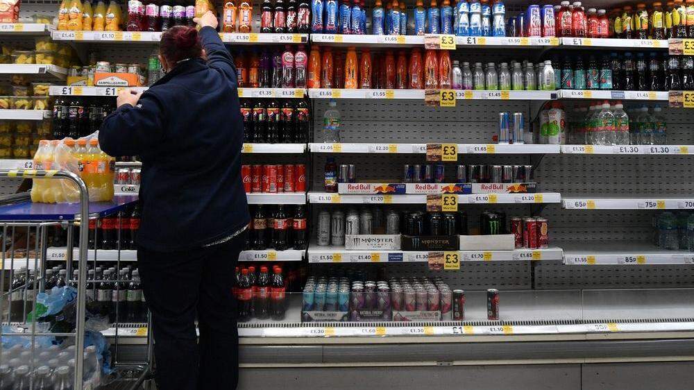 Droht Großbritannien eine Versorgungskrise? Lehre Regale in einem Tesco-Supermarkt in London 