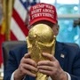 US-Präsident Donald Trump mit dem WM-Pokal. Man beachte die Aufschrift auf seiner Kappe: „Trump was right about everything“