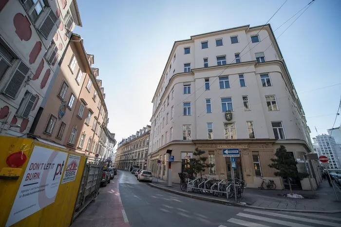 Wie ein monumentaler Pfeiler am Eingang zur Raubergasse: Das Landes-Amtshaus, geläufig als "Landesbaudirektion", errichtet kurz nach 1900, auf den Fundamenten des Vorauer- bzw. Seckauerhofes