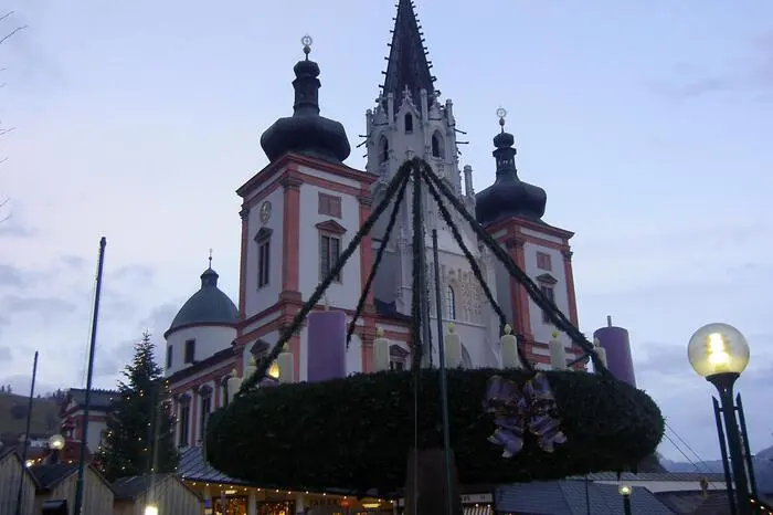 Am zweiten Adventsonntag hat Leser-Reporterin Corinna Felberer den Adventkranz vor der Mariazeller Basilika fotografiert.