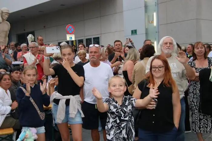 Auch als es zwischendurch leicht regnete, tat das der Stimmung am Rathausplatz keinen Abbruch.