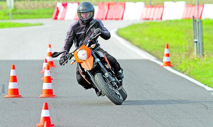 Der ÖAMTC präsentiert Motorrad-Handling mit und ohne ABS 