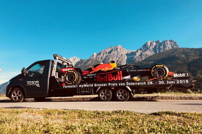 ...hat der niederländische Superstar seinen RB15 deshalb kurz vor dem Heimrennen auf Tournee durch Österreich geschickt.
