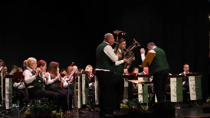 Unter dem Motto „Blasmusik für Jung und Alt“ präsentierten die Musikerinnen und Musiker ein abwechslungsreiches Konzertprogramm und sorgten für einen stimmungsvollen Abend. Unter den Gästen befanden sich auch Bürgermeister Günter Müller, Vizebürgermeister Christoph Miksch, Gemeindekassier Mario Achleitner sowie der Bezirksobmann-Stellvertreter des Blasmusikverbandes Hartberg, Georg Jeitler. 