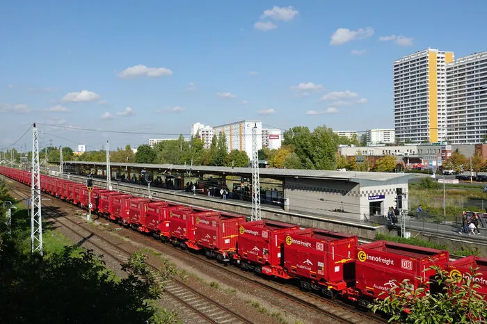 Zugleich sorgen leichtere Wagen und Spezialcontainer für eine noch effizientere Auslastung der Güterzüge. Mehr als 90 Prozent der benötigten Rohstoffe können auf solche klimafreundliche Weise angeliefert werden. Für den größten ostdeutschen Hochofen-Standort bedeutet das mehr Effizienz und Umweltverträglichkeit.