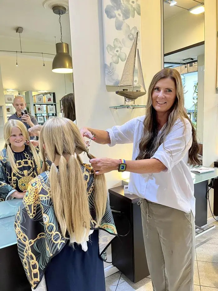 Schnipp, schnapp, Haare ab: 40 Zentimeter ihrer blonden Haare spendete Emely dem Verein "Die Haarspender"