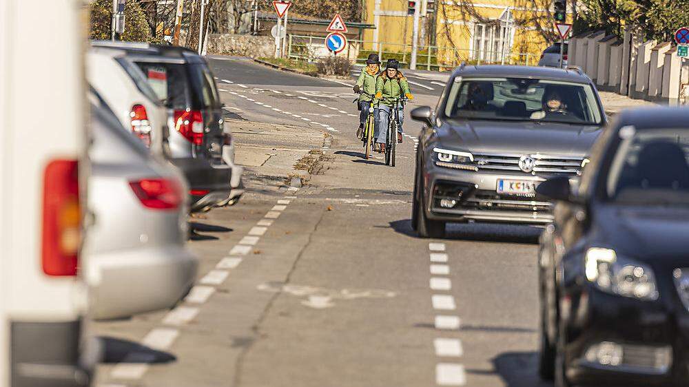 Der Mehrzweckstreifen in der  Luegerstraße im Bereich des Friedhofs St. Martin zählt zu den gefährlichsten Stellen für Radfahrer