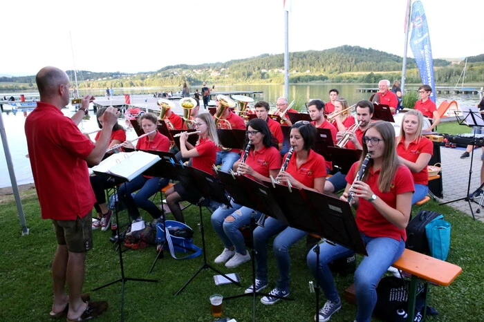 Für den musikalischen Schwung sorgte die Feuerwehrmusik Pölling unter Kapellmeister Jürgen Buggelsheim.  
