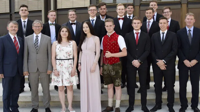Auch die 5AHMBU hat die Matura absolviert: Martin Fink, Andrea Klepeis, Nadine Kulmer, Sebastian-Michael Kummer, Aron Lackner, Florian Laiber, Martin Liebmann-Reindl, Daniel Martinjak, Stefan Meßner, Kewyn Michnea, Christoph Nöst, Marco Schneeberger, Tobias Schreiner, Christopher Wagner und Thomas Wiedner. Klassenvorstand: Walter Hausleitner