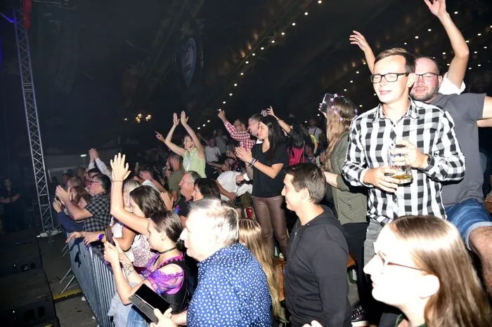 Die Fans sangen und tanzten mit.