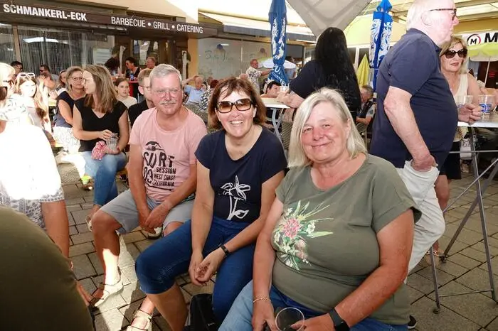  Unter dem Motto „All Together Now“ startete die Band „Hakuna Matata“ das Fest, bei dem auch Bürgermeister Günter Reichhold mit einem kurzen, aber beeindruckenden Gesangsauftritt für Stimmung sorgte.