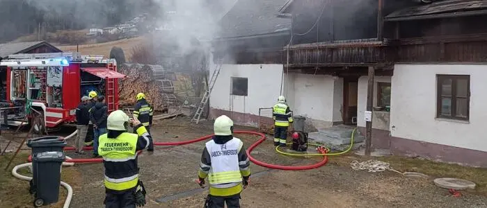 Drei Feuerwehren waren bei dem Zimmerbrand in Stadlhof im Einsatz