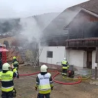 Drei Feuerwehren waren bei dem Zimmerbrand in Stadlhof im Einsatz