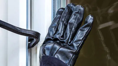 Die Täter brachen auch die Eingangstüre zum Hauptgebäude auf (Symbolfoto)