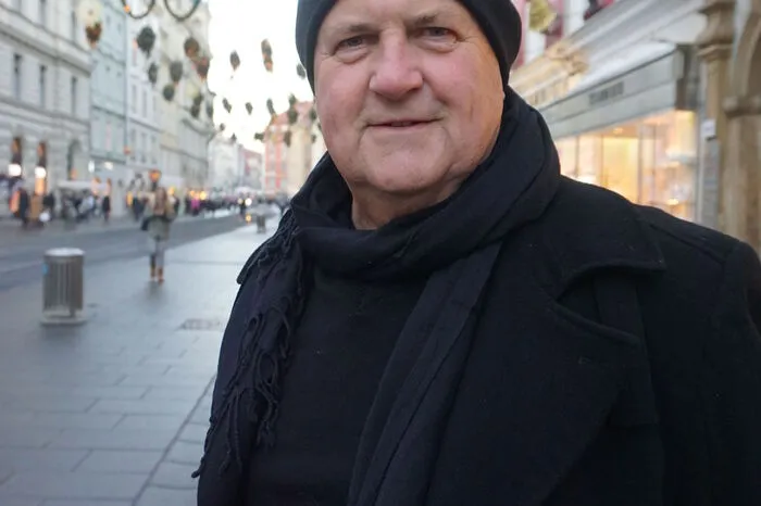 Es ist nicht auszudenken, was los wäre, wenn jetzt in der Herrengasse die Autos wieder fahren dürften. Damals war es ja noch nicht so schlimm, weil der Verkehr beruhigter war aber mittlerweile kann ich mir das gar nicht mehr vorstellen. Bei der jetzigen Verkehrslage bin ich froh, dass hier nur die Fußgänger unterwegs sein dürfen.
