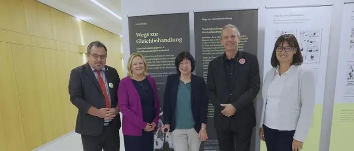 Setzen gemeinsam ein Zeichen für Chancengleichheit und Antidiskriminierung: Die Eröffnungsgäste und Verantwortlichen vor den Infotafeln der Schau im Schulungszentrum
 Fohnsdorf