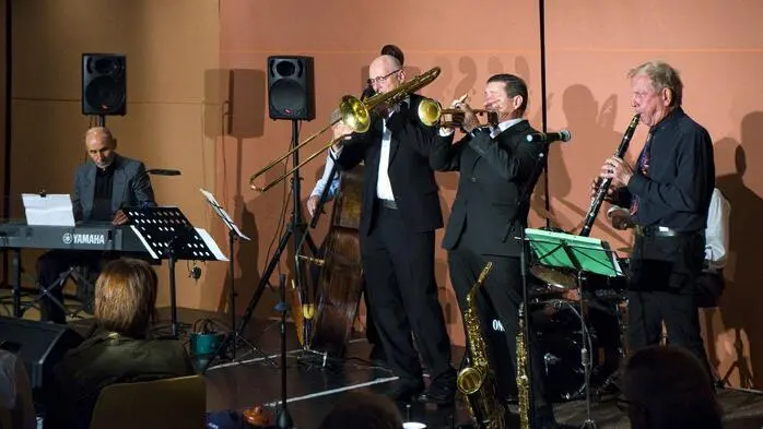 Zurück in die 20er- und 30er-Jahre, in die glanzvolle Ära des Jazz, entführten Janos & Friends am Freitagabend das Publikum im Atrium des Kulturhauses.
