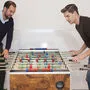 Partner im Unternehmen und beim Tischfußball: die Gründer Jürgen Furian (rechts) und Andreas Tschas