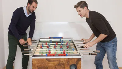 Partner im Unternehmen und beim Tischfußball: die Gründer Jürgen Furian (rechts) und Andreas Tschas