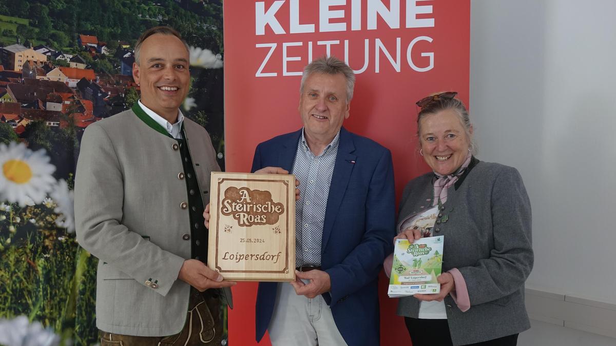 Christoph Wegscheider und Claudia Flatscher übergaben die „Steirische Roas Tafel“ feierlich an Bürgermeister Herbert Spirk