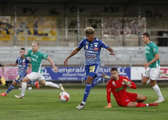ABD0062_20240926 - HARTBERG - ÖSTERREICH: Justin Omoregie (TSV Hartberg /links) und Adam Stejskal (WSG Tirol) während der Admiral Bundesliga- Begegnung / 6. Runde zwischen TSV Egger Glas Hartberg und WSG Tirol am Donnerstag, 26. September 2024, in der Profertil-Arena in Hartberg. - FOTO: APA/ERWIN SCHERIAU