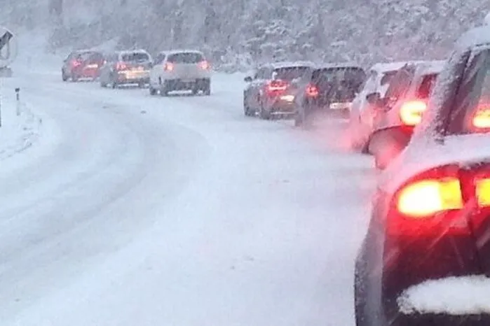 Schuld sind Fahrzeuge, die auf der Schneefahrbahn immer wieder hängenbleiben.