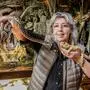 Helga Happ mit Königspython und Bartagame