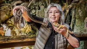Helga Happ mit Königspython und Bartagame