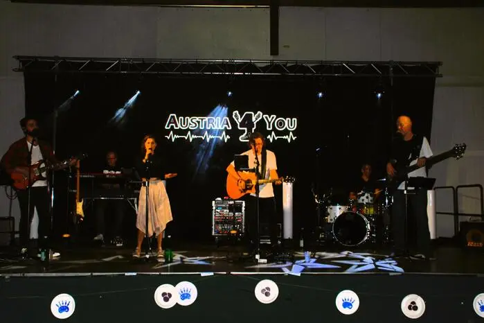 Stimmungsvolle Tanzmusik durch die Musikformation „Austria 4 You“ und eine Verlosung von Warenpreisen rundeten dieses Sommerhighlight ab. 