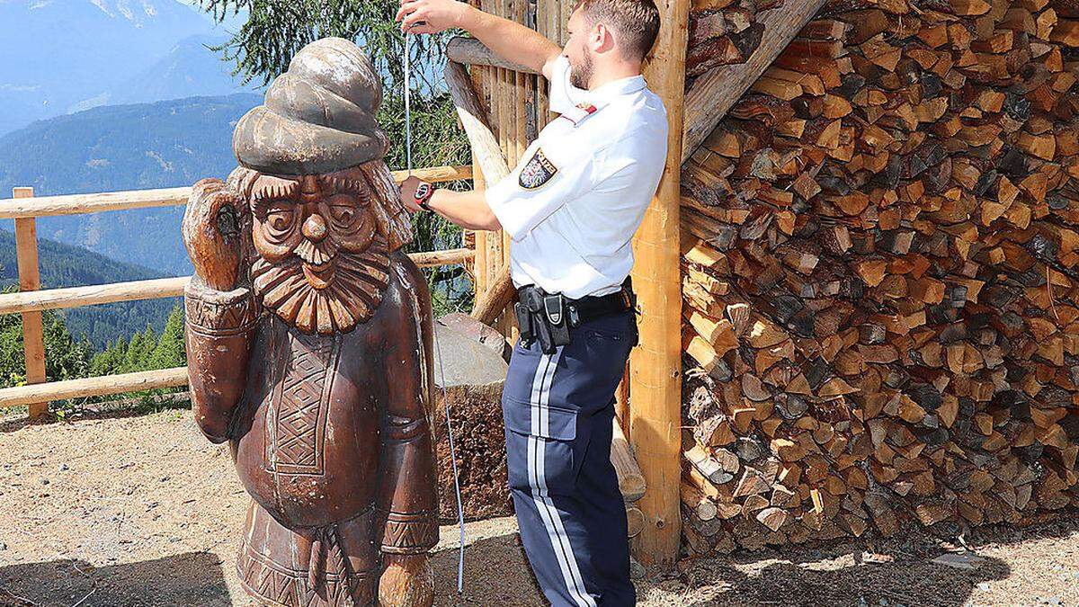 Vor einem Museum stürzte eine 1,60 Meter hohe und 80 Kilogramm schwere Koboldfigur um und traf das Kind 