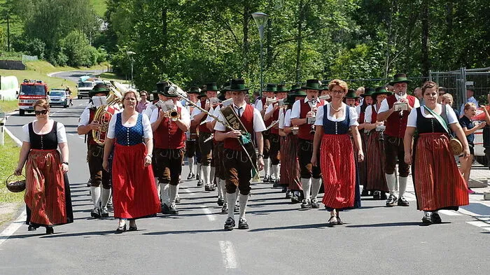 Es wurde gesägt, Ketten gewechselt und entastet – außerdem traten Musikkappellen auf